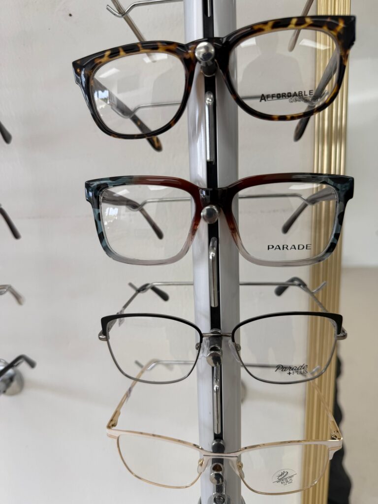 Lentes oftálmicos en exhibición en Óptica Perdomo en Jacksonville Florida